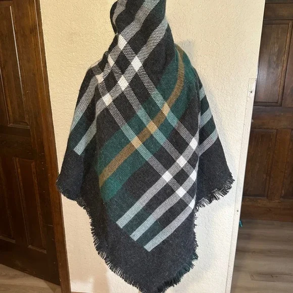 Modena Plaid Cape Poncho Scarf Shawl Women Green Brown Tan Buckle Closure Fringe - Picture 8 of 11